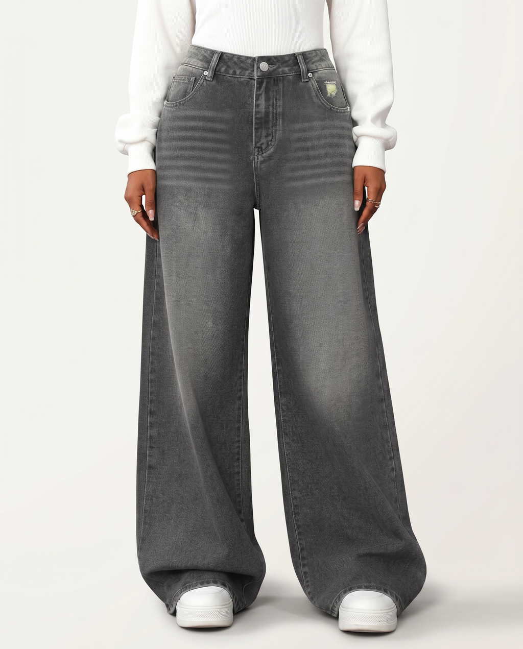 Jeans a gamba larga grigi con dettagli strappati.