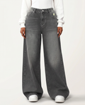 Jeans a gamba larga grigi con dettagli strappati.