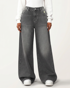 Jeans a gamba larga grigi con dettagli strappati.
