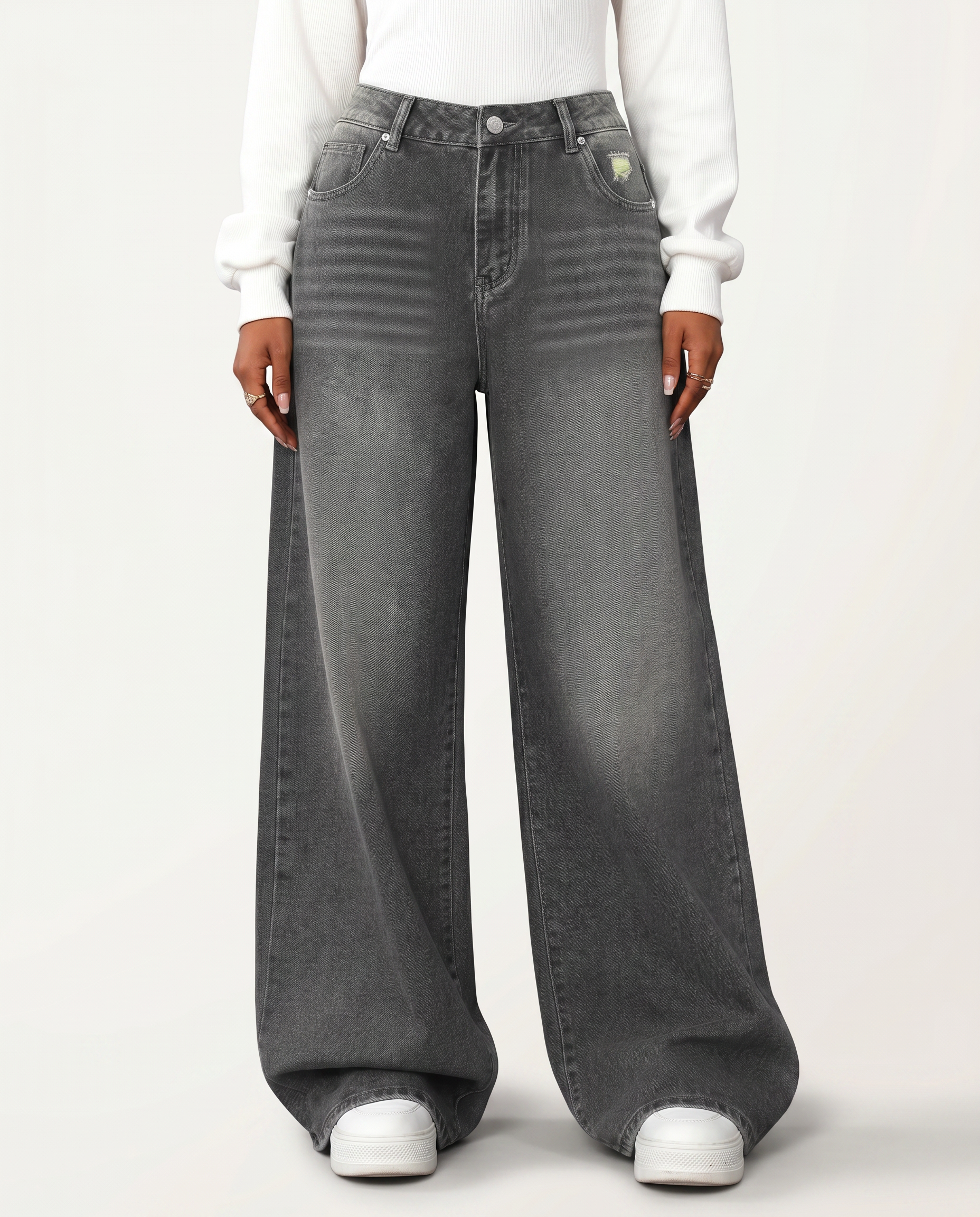 Jeans a gamba larga grigi con dettagli strappati.