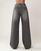 Jeans a gamba larga grigi con dettagli strappati. 2