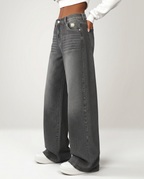 Jeans a gamba larga grigi con dettagli strappati. 3