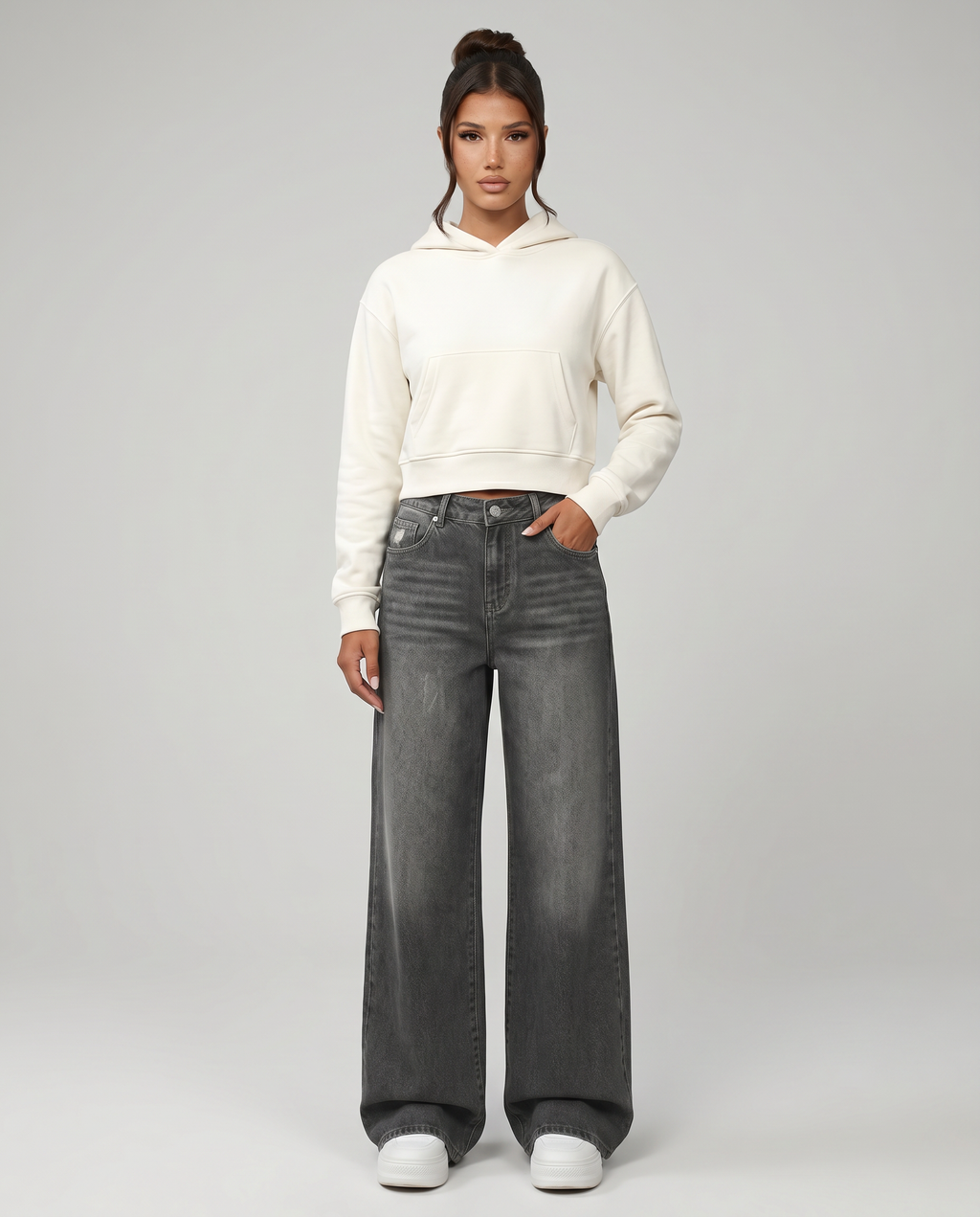 Jeans a gamba larga grigi con dettagli strappati. 4