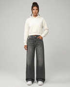 Jeans a gamba larga grigi con dettagli strappati. 4