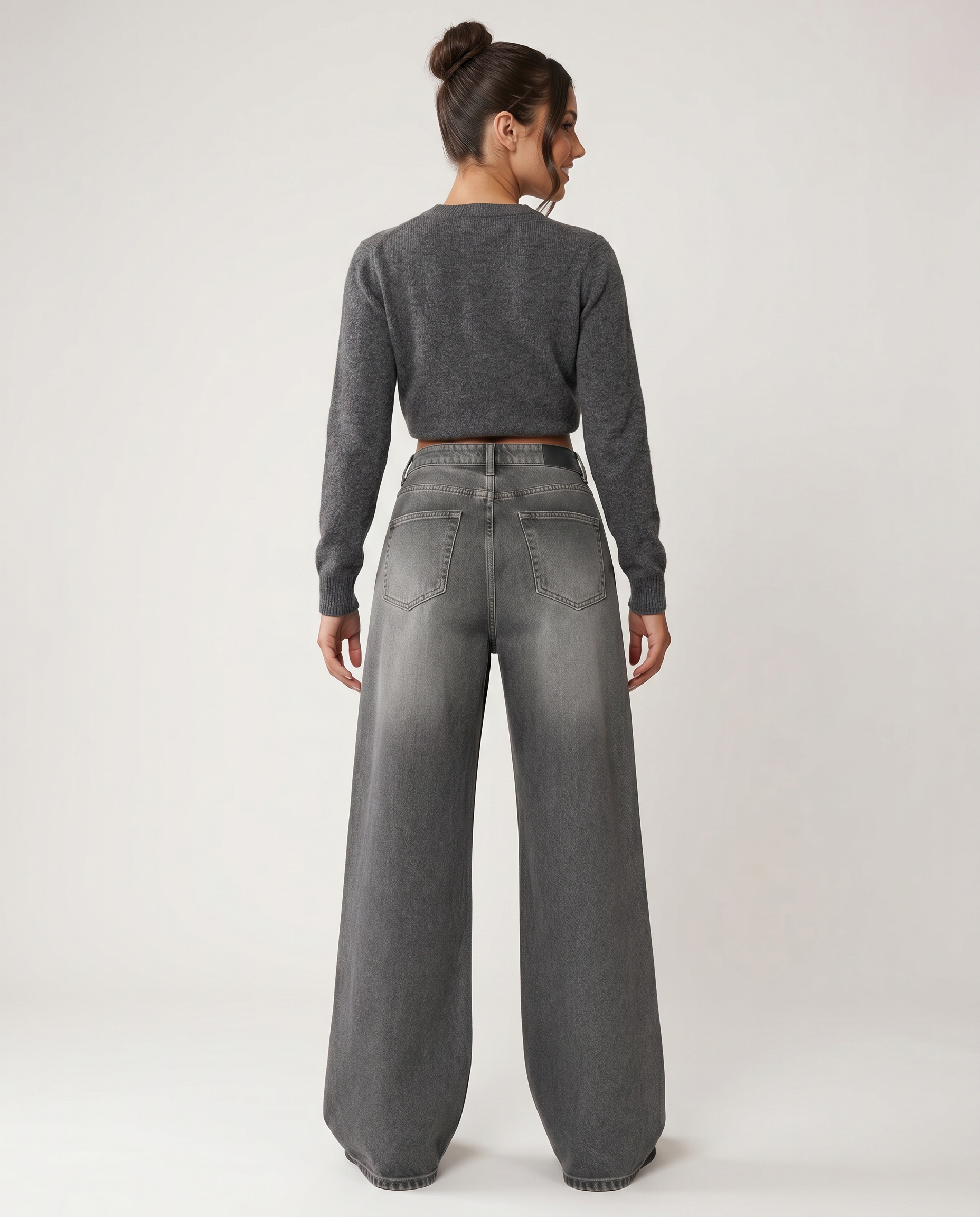 Jeans a gamba larga grigi con dettagli strappati. 5