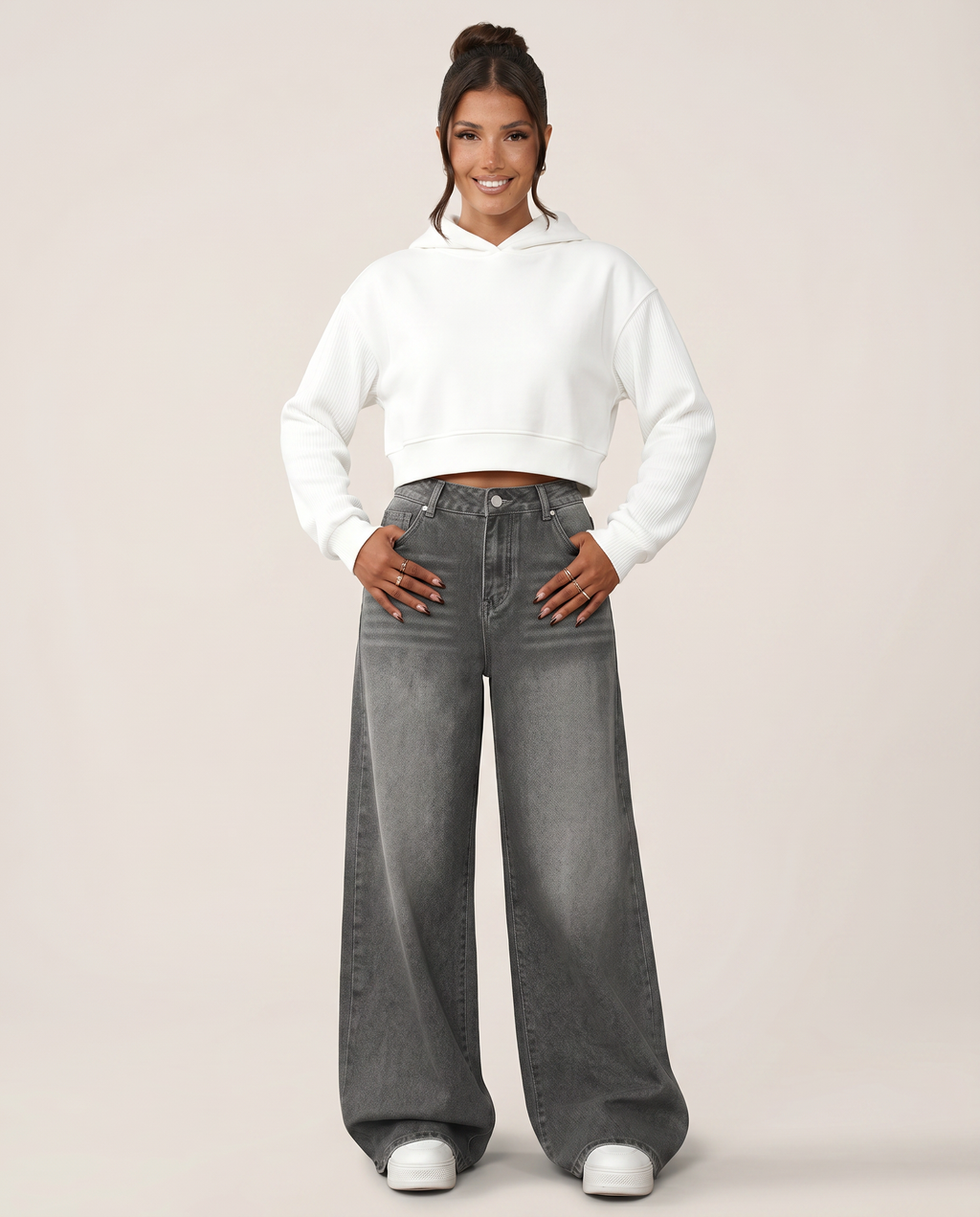 Jeans a gamba larga grigi con dettagli strappati. 6