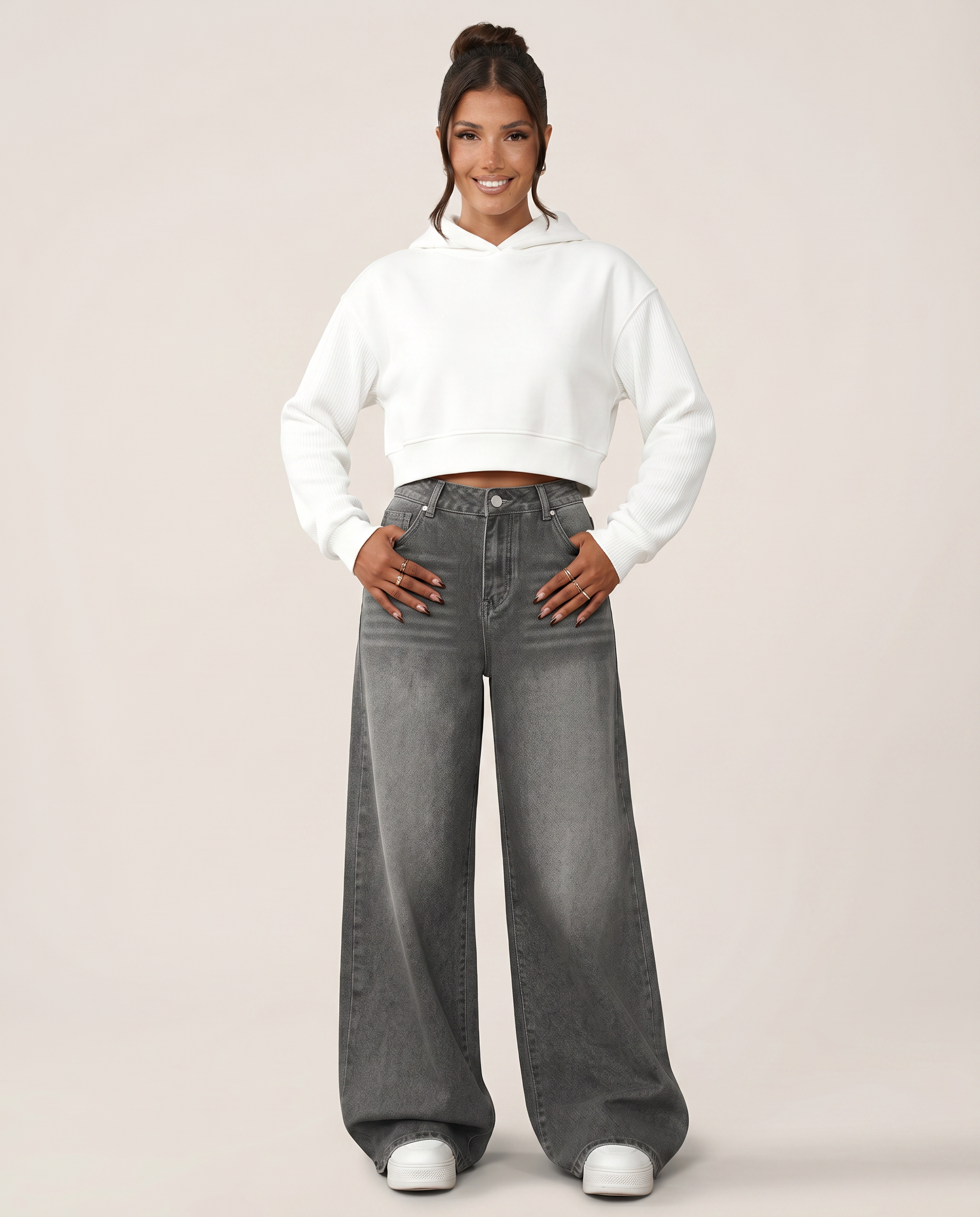 Jeans a gamba larga grigi con dettagli strappati. 6